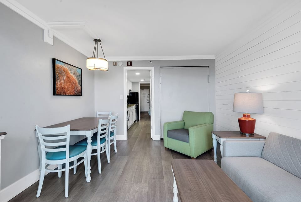 An extra queen sized wall bed to give the children their own space while on vacation.
