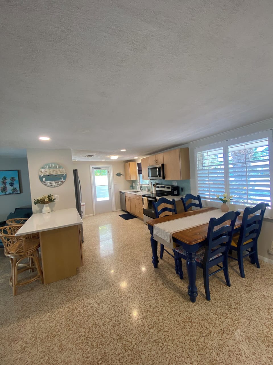 Kitchen area w dining table set for 4 