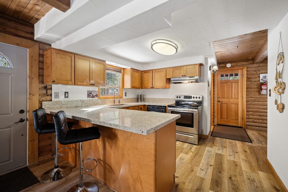 Eating Area & Kitchen