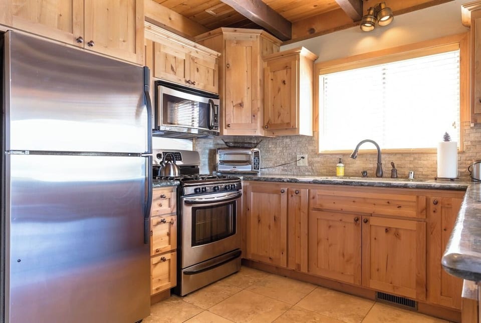 Modern Kitchen with all you need to cook a delicous meal!