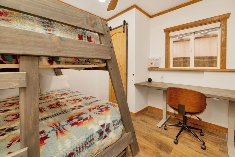 Functional space with bunk beds and dedicated desk area. Ideal for remote work, studying, or extended stays with flexibility.