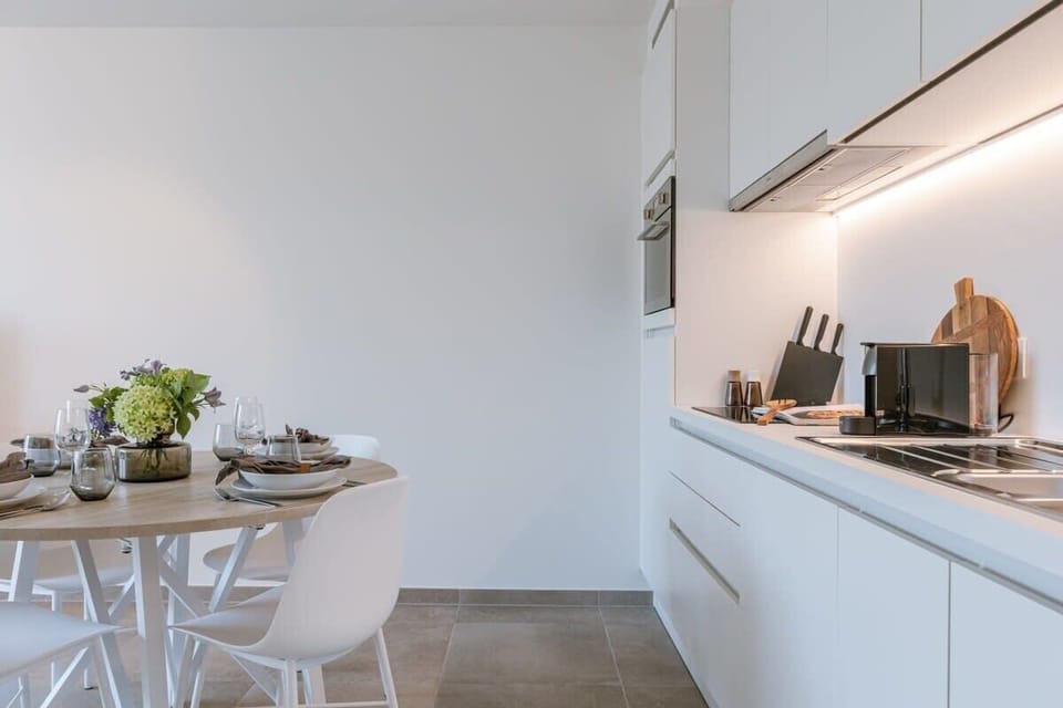 Practical kitchen with seating area