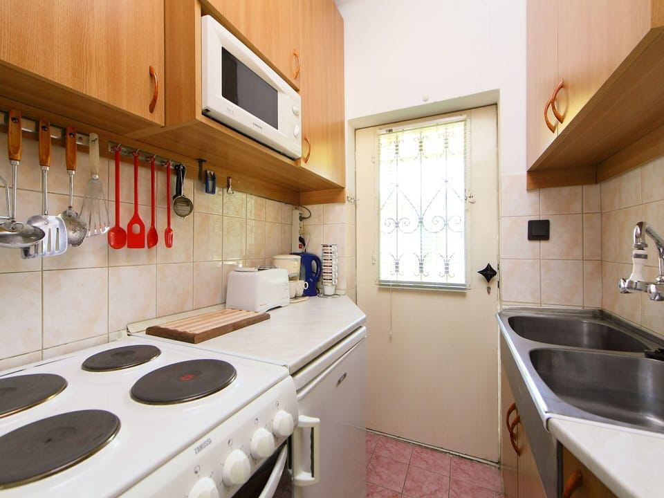 Cabinetry, Kitchen Sink, Property, Sink, Countertop, Tap, Plumbing Fixture, Kitchen, Interior Design, Wood