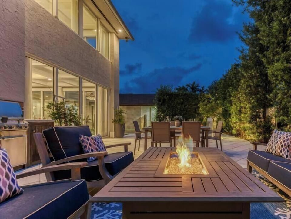Outdoor oasis with Heated Pool, Hot Tub, Waterfall, Fire Pit, BBQ