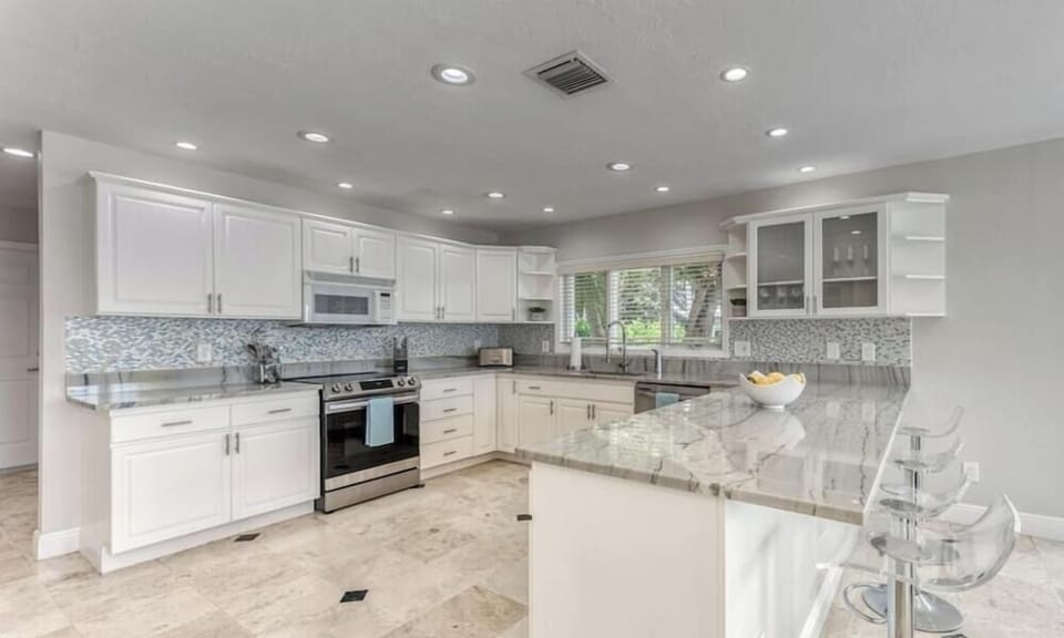 Open Kitchen with Keurig (Regular Drip & Pods) 