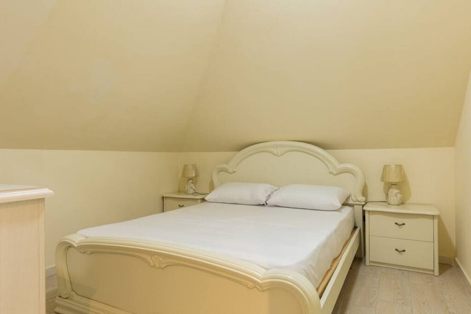 Bedroom 4 with a double bed (First floor)