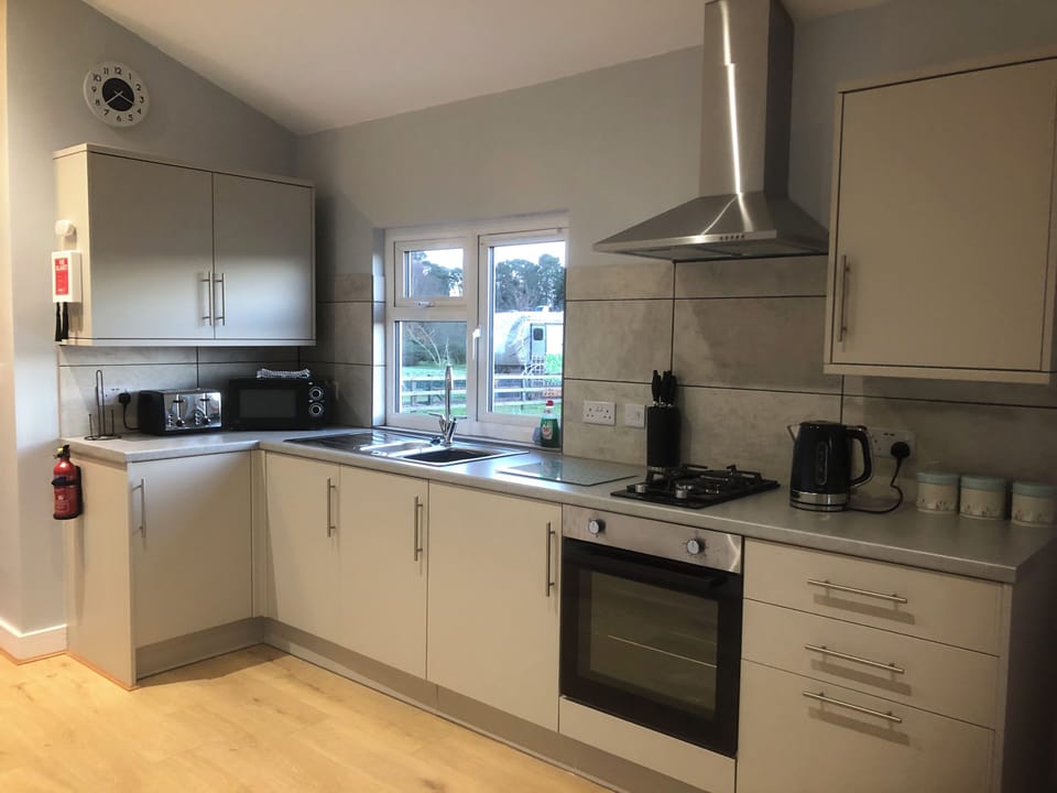 Great kitchen space equipped with microwave, toastser, kettle, oven and gas hob