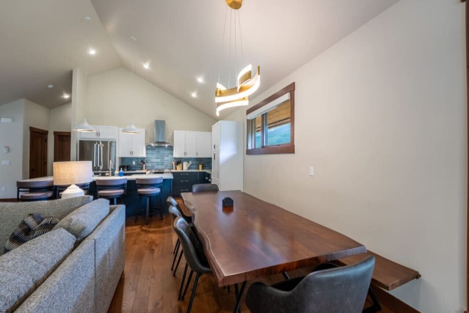 Dining area with plenty of seating!