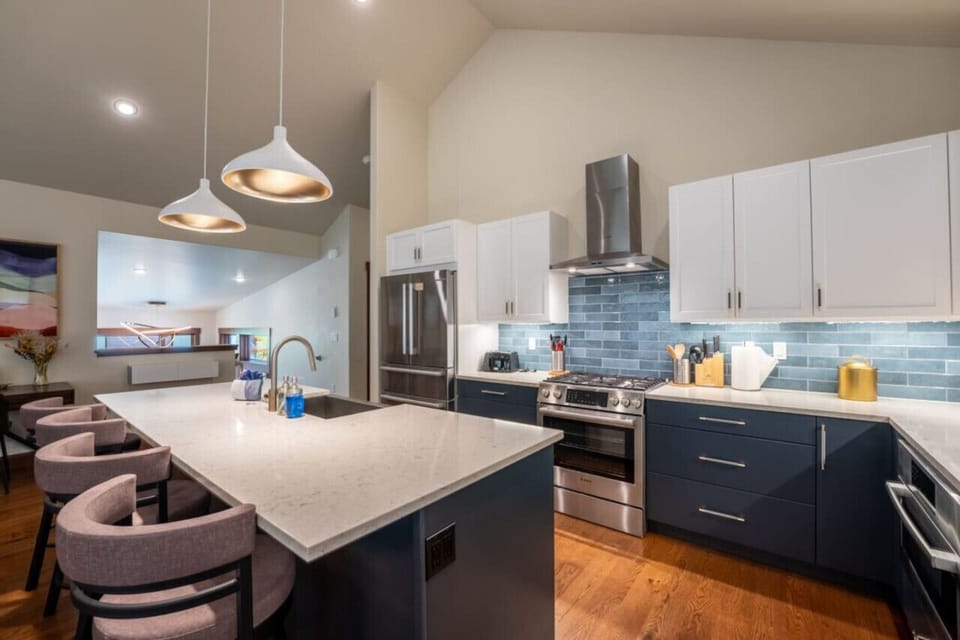 Full-size luxury kitchen with all the necessities!