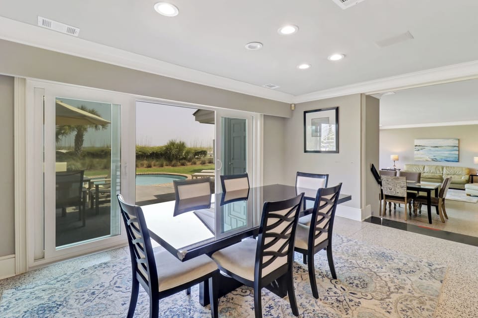 27 South Beach Lagoon | Dining Table