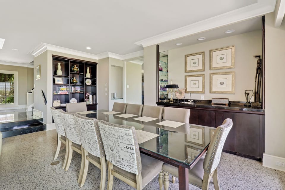 27 South Beach Lagoon | Formal Dining Table