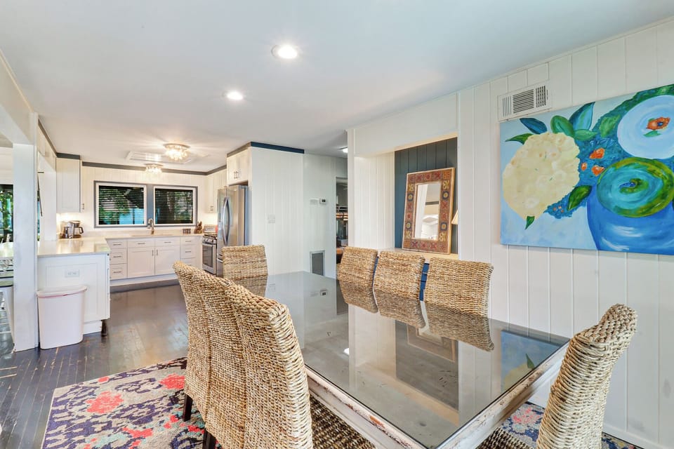 25 South Beach Lagoon | Dining Table
