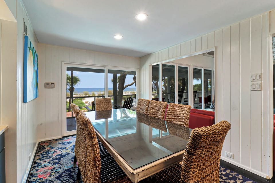 25 South Beach Lagoon | Dining Table