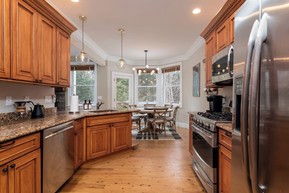 Fully equipped kitchen and dining room 