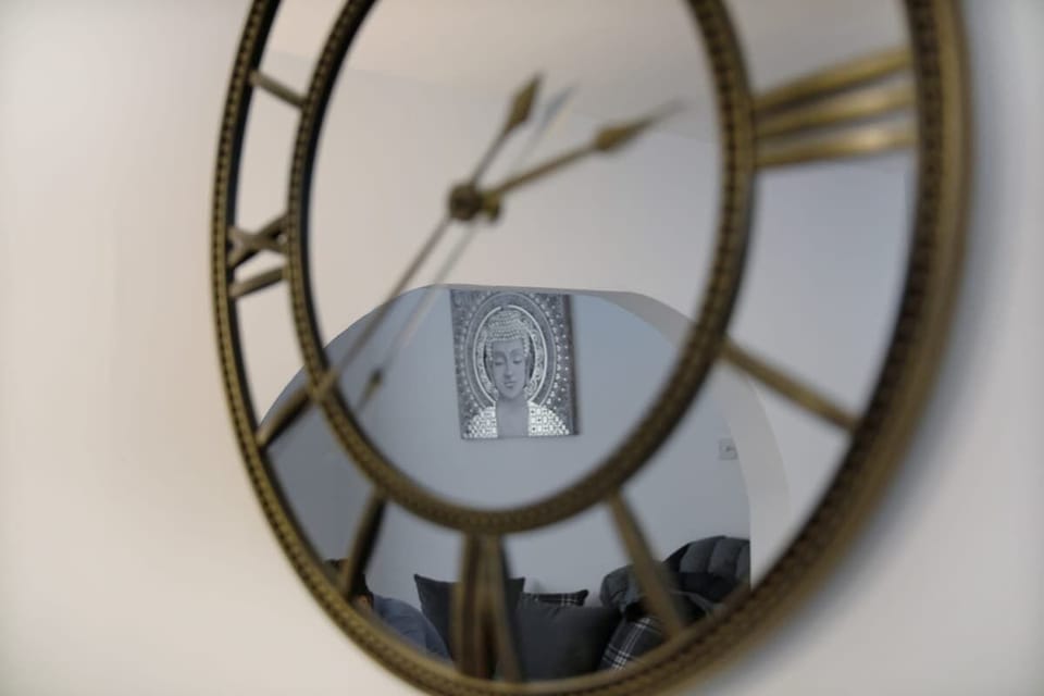 Cosy living room equipped with a smart TV with Netflix and plenty of space to sit down and relax. 