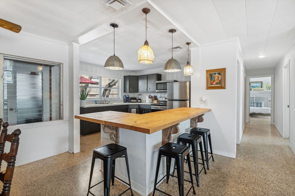 8-web-or-mls-812-young-st