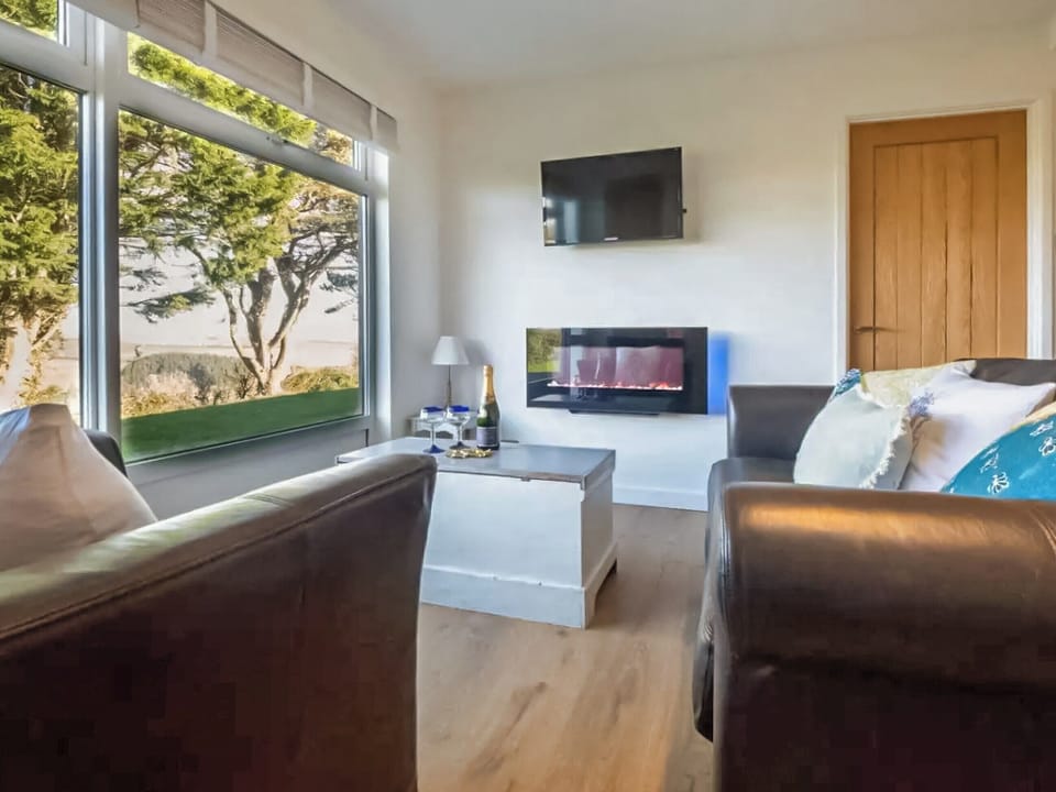 Living room | Chalet Peace, Dartmouth