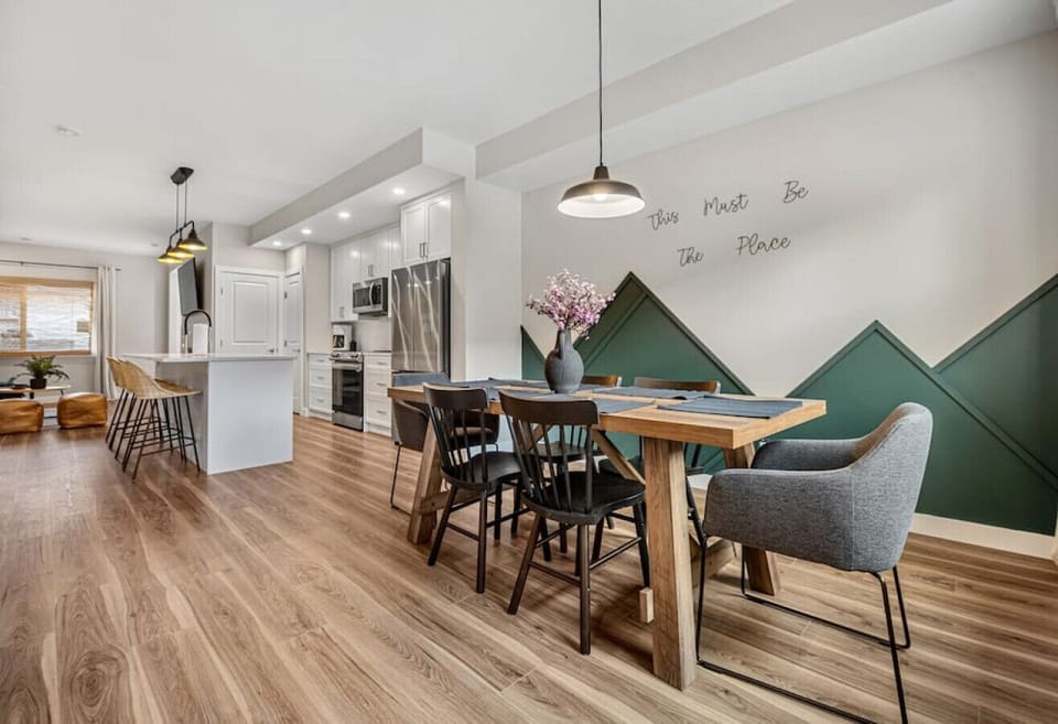 Dining area with seating for 6.
