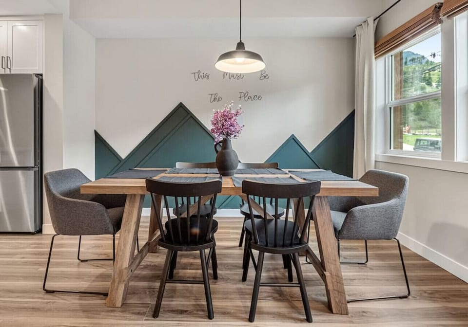 Dining area with seating for 6.