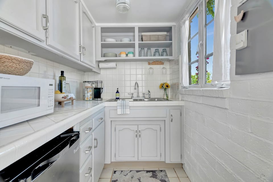 Great amenities: Coffee, tea, raw sugar, creamer + more!