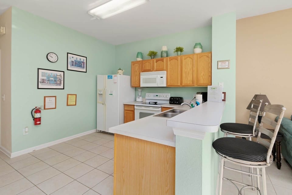 Breakfast bar provides additional seating - Disney Orlando Oasis