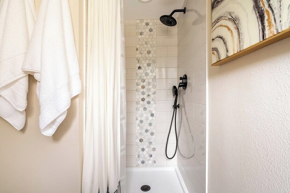 Shower with complimentary toiletries