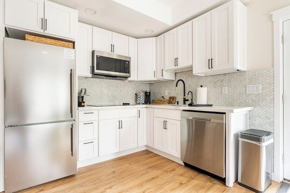 Full Kitchen with basic supplies