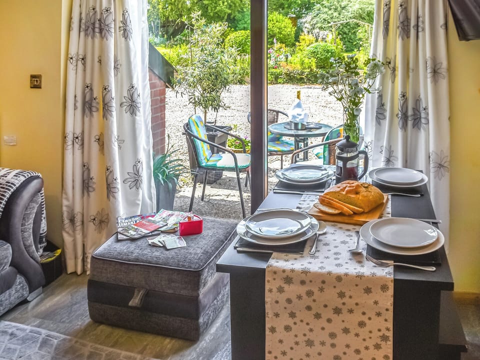 Dining Area | Pottles Cottage - Pottles Barn Holiday Cottages, Surlingham