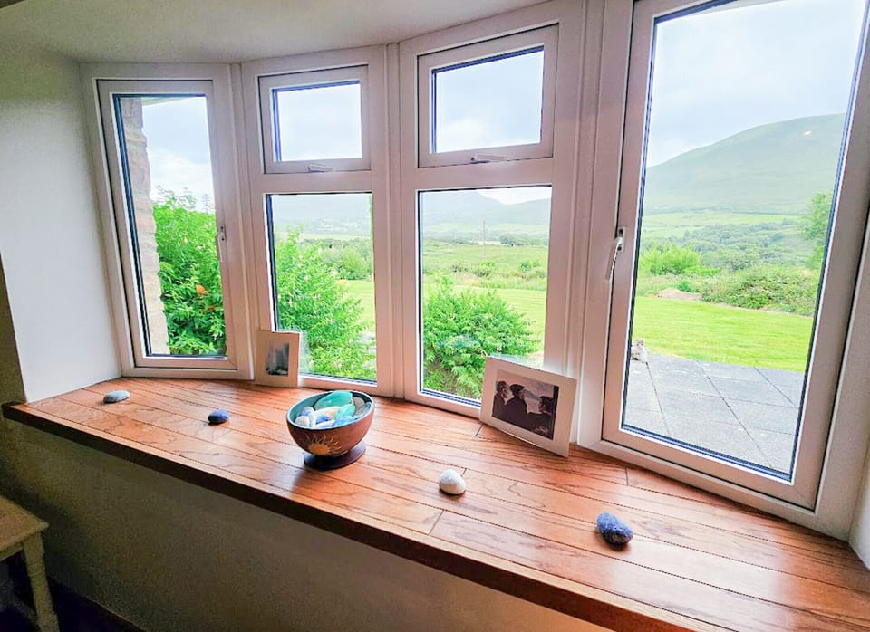 Lark Rise Holiday Home Glenbeigh.View of the mountains and landscapes.