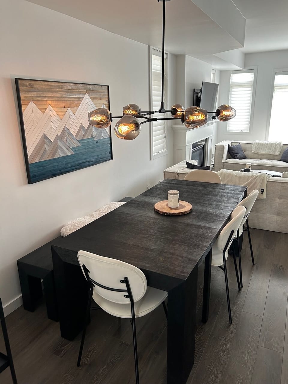 Dining room seats 6+