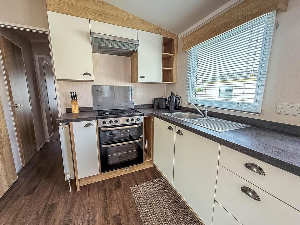 Our caravan kitchen offers just the right amount of convenience for your short stays or last-minute bookings. With basic amenities and a functional layout, they’re ideal for preparing quick bites or simple meals while enjoying your time at Caldecott Hall