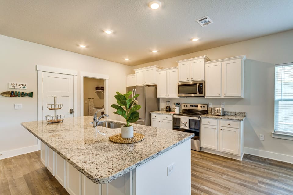 Kitchen | Spices | Ice Maker | Drip Coffee Maker | Coffee & Filters Provided