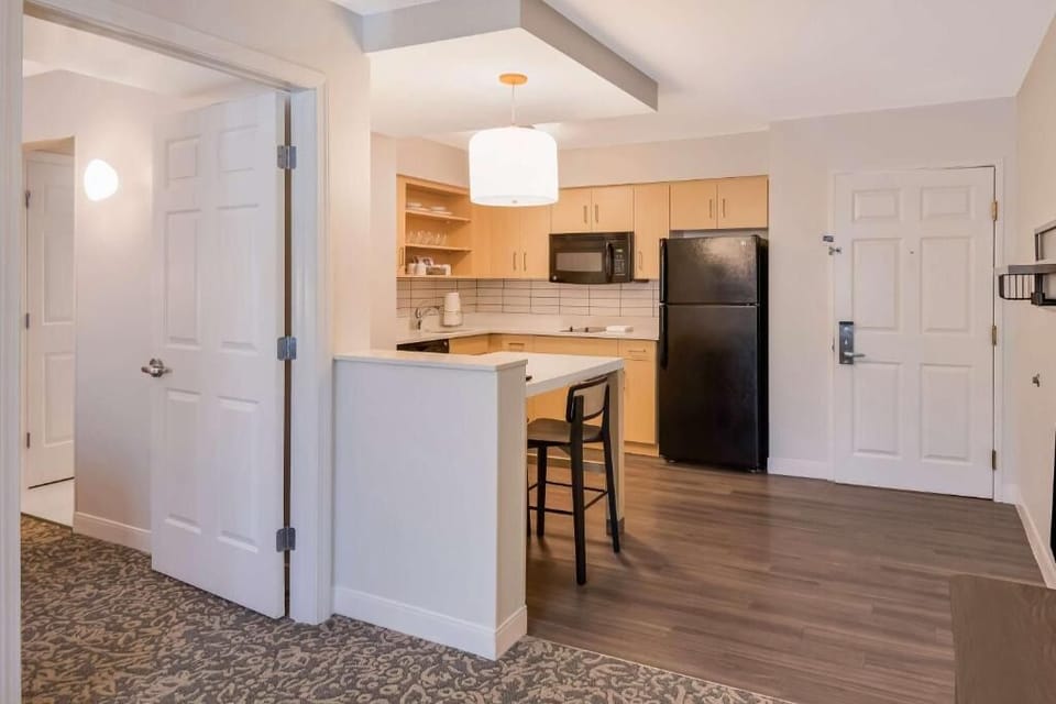 Cook and snack easily in this bright, modern kitchenette.