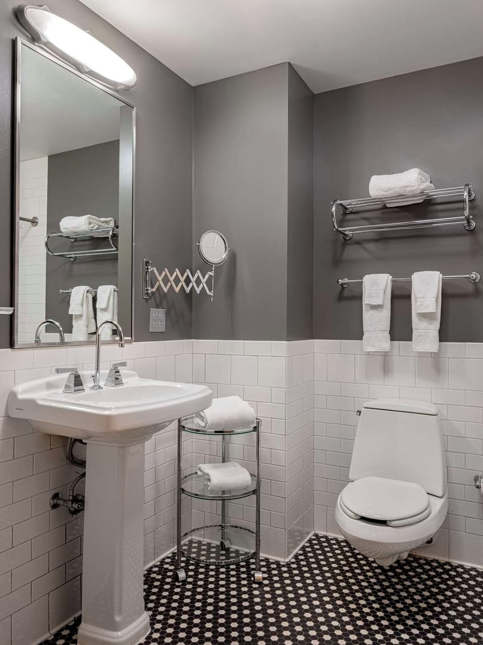 Get ready easily with bright vanity lighting and fresh towels.