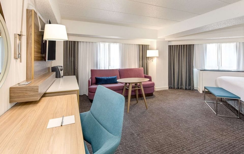 Relax in an airy suite with sofa lounge and work desk