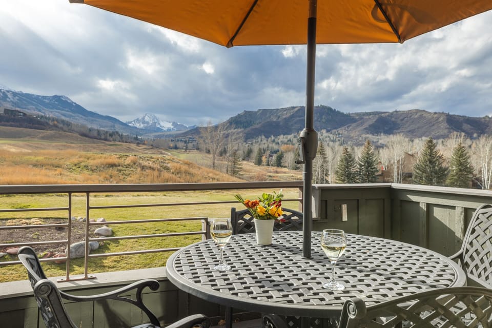 Balcony with Mountain Views