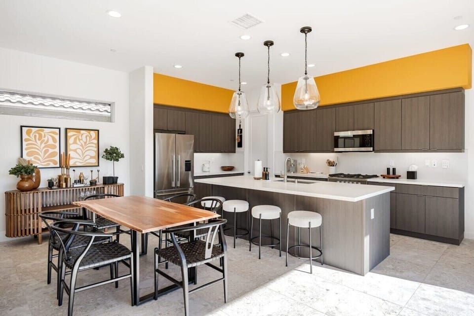 Kitchen equipped with all the essentials to cook at home.
