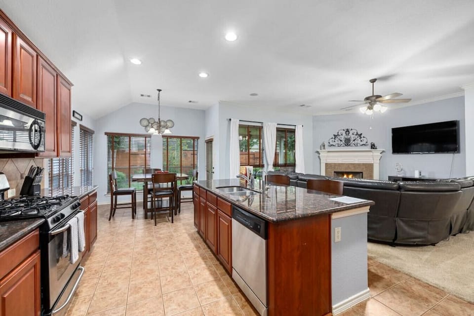 Seamless flow from the fully stocked kitchen into the dining and living areas — great for family meals and entertaining.