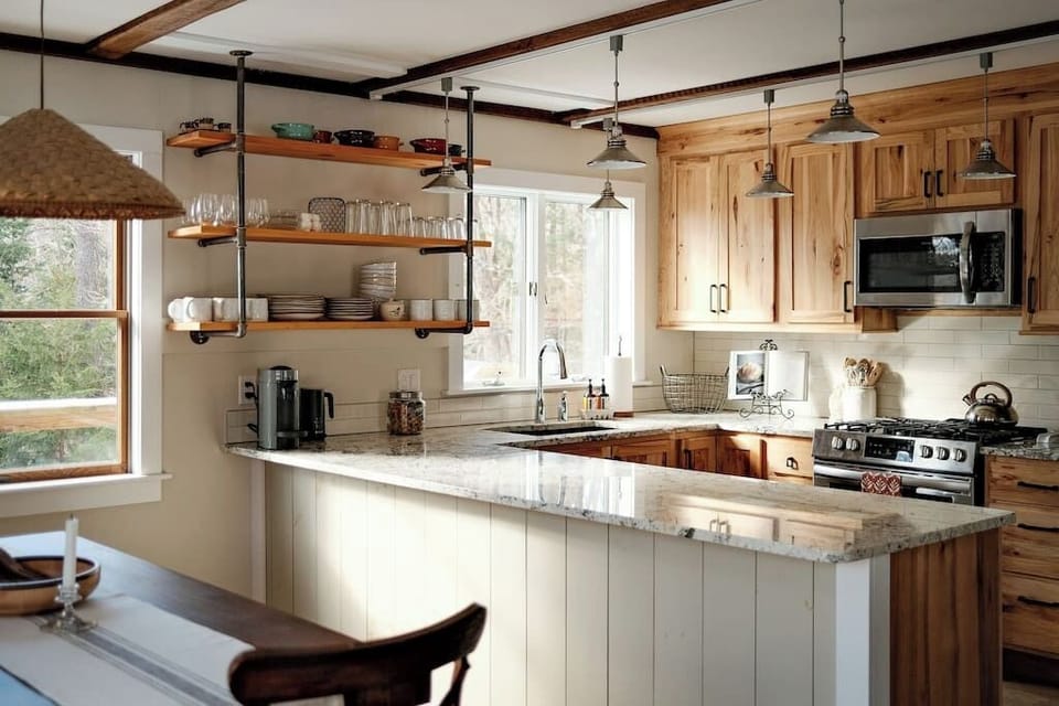 Kitchen / Dining Area