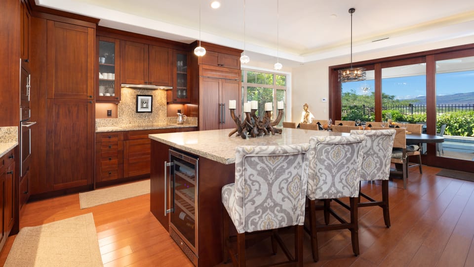 Spacious kitchen with Wine fridge in the large kitchen island
