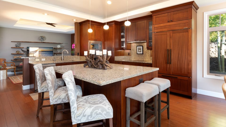 Additional seating for 5 at the kitchen island