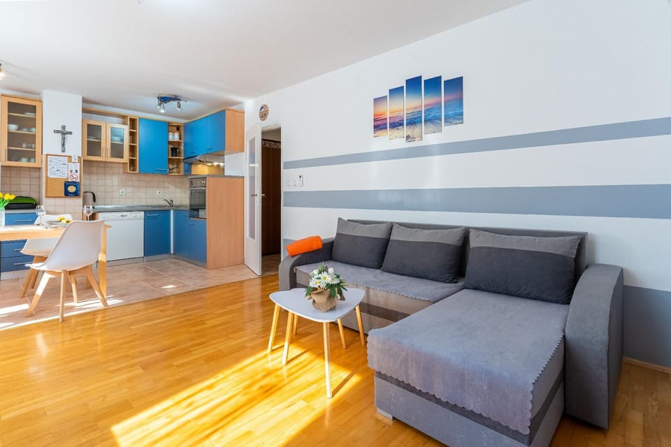 Place to relax, satellite tv, air conditioning living room.