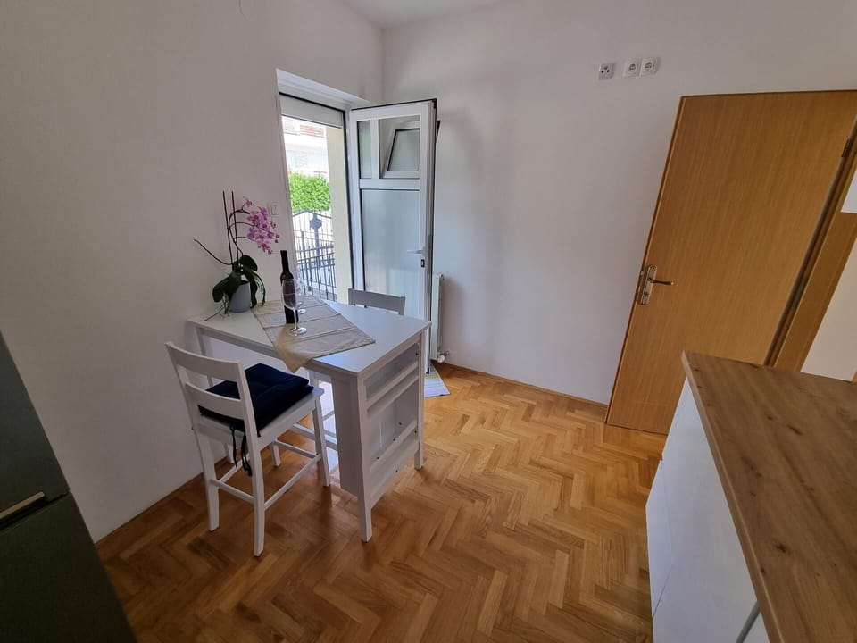 Dining area; entrance area