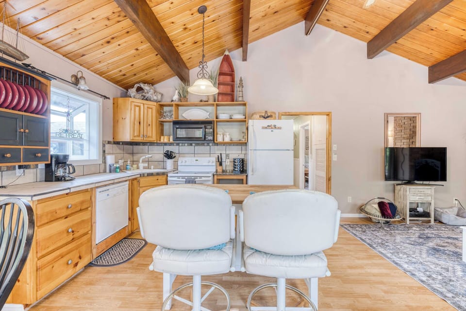 Kitchen/Island seating with amenities