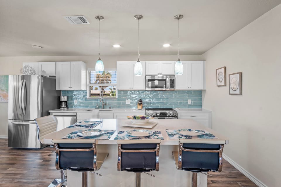 Kitchen Island - Countertop Seating for 3