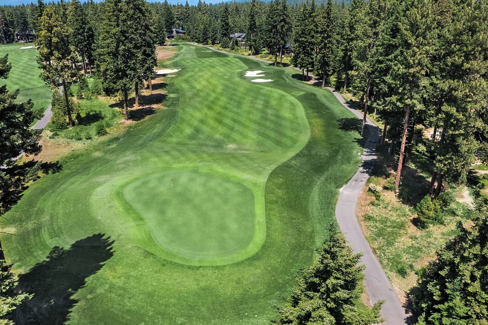 Reve Spa Lodge: - The 6th green on the Rope Rider Golf Course. Home is just off to the right.