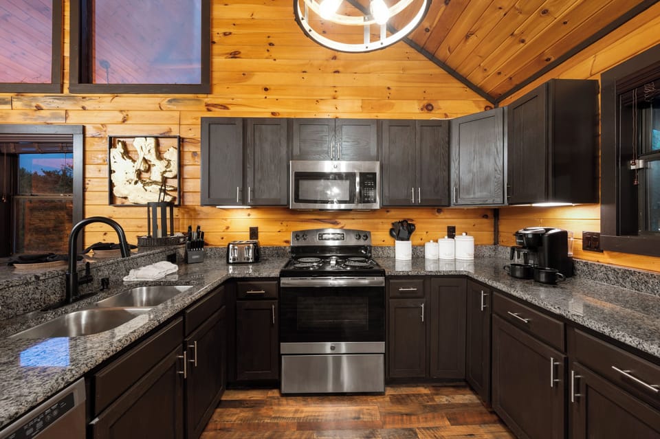 Fully equipped kitchen: cook/dinner/bake/silver-ware provided