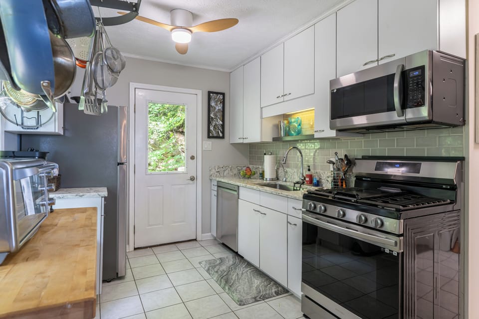 TA-DA! kitchen with all the bells & whistles!