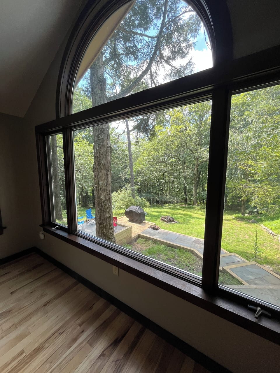 View from the dinning to the backyard 