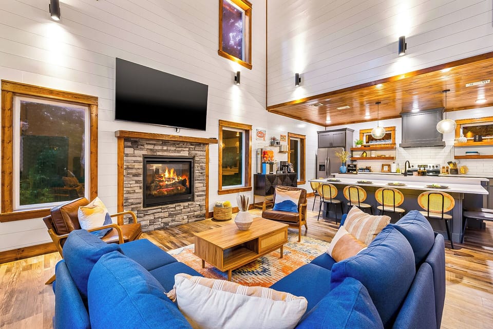 {LIVING ROOM} Modern and warm decor inside the cabin